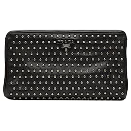 Clutch Prada in pelle borchiata nera con chiusura