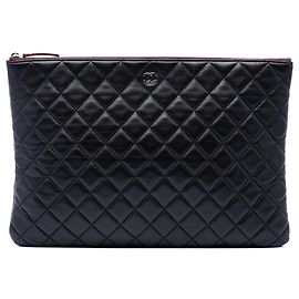 Clutch Chanel Large Quilted Lambskin O Case Nera