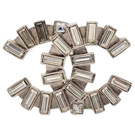 Spilla Baguette Chanel CC in Ottone Argento e Strass