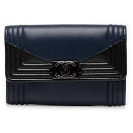 Portacarte Chanel Boy Flap bicolore in pelle di agnello blu