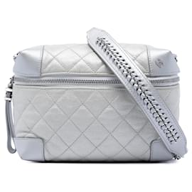 Borsa Camera Street Allure in vitello metallizzato matelassé CC argento Chanel
