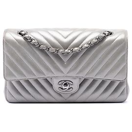 Borsa a tracolla Chanel Medium Classic Chevron in pelle d'agnello iridescente argento con doppio lembo