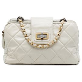 Borsa a tracolla Mademoiselle Triple Zip in pelle di vitello trapuntata bianca Chanel