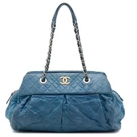 Blue Chanel Chic Quilt Bowling Bag aus irisierendem gestepptem Kalbsleder