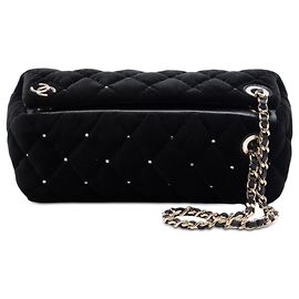 Pochette da polso Chanel CC in velluto matelassé nero con cristalli