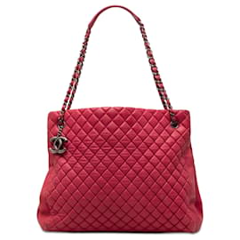 Borsa New Bubble Tote Chanel Large in vitello iridescente matelassé rossa