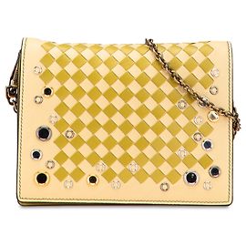 Bottega Veneta Wallet on Chain Crossbody Bag aus Nappa Intrecciato mit Nieten, Gelb