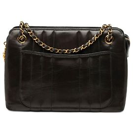 Borsa a tracolla Chanel CC Vertical Quilt in pelle d'agnello nera con medaglione