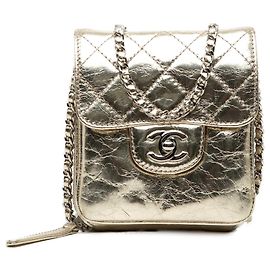 Borsa crossbody Chanel Clams Wallet on Chain in pelle di vitello invecchiata metallizzata matelassé oro