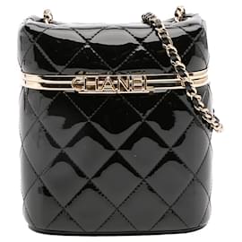 Beauty case Vanity Chanel in pelle vernice matelassé nera con catena e logo