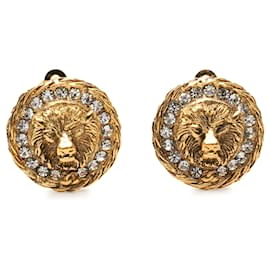 Pendientes de clip Chanel chapados en oro con cabeza de león y strass