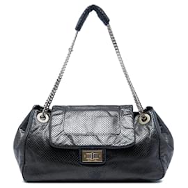 Borsa a tracolla Chanel Reissue 2.55 Drill Accordion Flap in pelle di vitello traforata nera