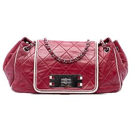 Chanel Reissue 2.55 East West Schultertasche mit Akkordeon-Klappe aus rotem gestepptem Aged Calfskin