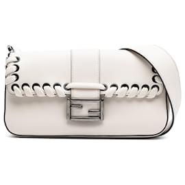 Bolsa Crossbody Baguette em couro branco Fendi com costura whipstitch