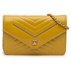 Bolso bandolera Chanel Small Reversed Chevron de piel de cordero amarillo