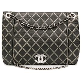 Borsa a tracolla Chanel in pelle d'agnello metallizzata matelassé effetto distressed con chiusura CC in cristallo, Nera