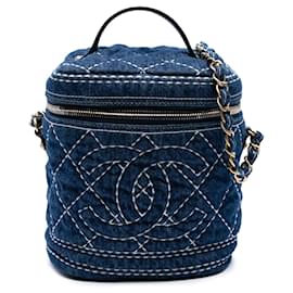 Beauty case Chanel CC in denim matelassé blu con borsa satchel a catena