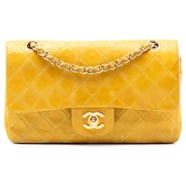 Borsa a tracolla Chanel Small Classic Double Flap in pelle di agnello gialla