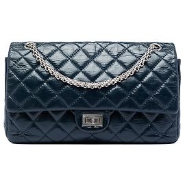 Borsa a tracolla Chanel Reissue 2.55 Double Flap 226 in pelle verniciata matelassé blu effetto stropicciato