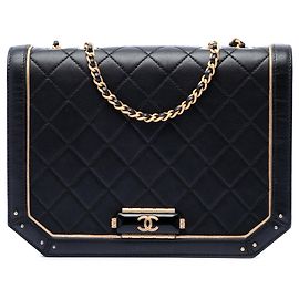 Chanel gesteppte Kalbsleder Crossbody-Bag in Schwarz mit Octagon CC-Verschluss