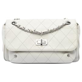 Borsa a tracolla Chanel Reissue 2.55 con patta e tasca in pelle caviar matelassé bianca