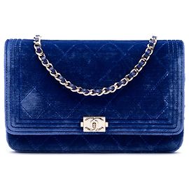 Borsa a tracolla Chanel Boy Wallet On Chain in velluto matelassé blu