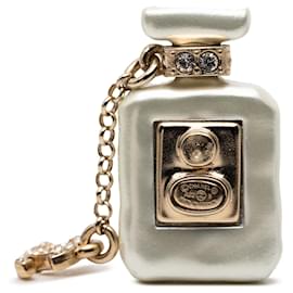 Spilla Chanel CC in resina bianca, placcata oro con strass a forma di flacone di profumo No. 5
