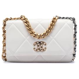 Borsa Chanel 19 Wallet on Chain in pelle di agnello matelassé bianca