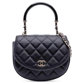 Borsa Satchel Chanel CC in pelle d'agnello matelassé nera a mezzaluna con manico superiore