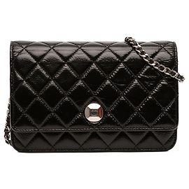 Borsa a tracolla Chanel CC matelassé in vernice stropicciata nera con portafoglio e catena