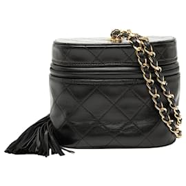 Borsa Vanity Case Chanel in pelle d'agnello matelassé nera con nappina e tracolla a catena