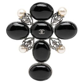 Spilla a croce Chanel CC in resina nera, ottone e perle finte