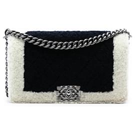 Borsa a tracolla Chanel Boy Flap Bicolor in Shearling Old Medium Nera