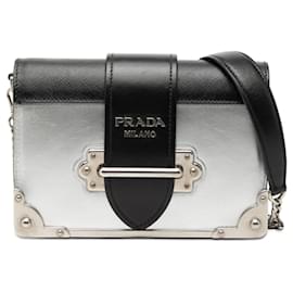 Prada Cahier Tasche aus metallischem Vitello in Silber mit Saffiano-Besatz