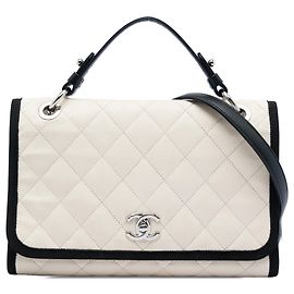 Borsa Satchel con patta e manico superiore Chanel CC bicolore in pelle Caviar matelassé e grosgrain bianca