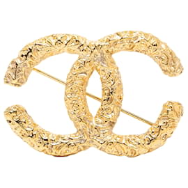 Spilla Chanel CC placcata oro con rilievo barocco