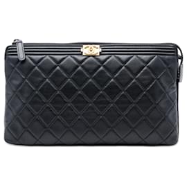 Clutch Chanel Boy Zip in pelle di agnello matelassé nera