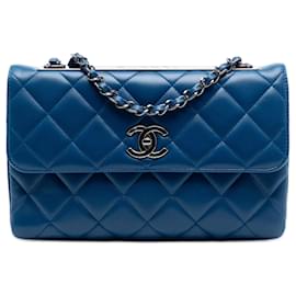 Chanel Medium Schultertasche aus blauem gestepptem Lammleder Trendy CC Flap