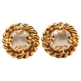Orecchini a clip Chanel CC placcati oro e perle finte dorate