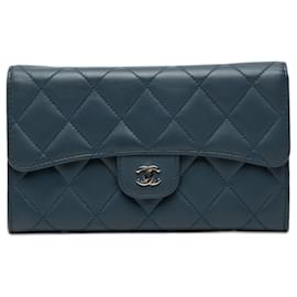Cartera larga Chanel CC acolchada en piel de cordero azul Classic Flap