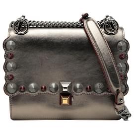 Mini bolsa transversal Kan I Fendi em couro metálico com bordas recortadas e tachas douradas