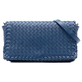 Borsa a tracolla con patta in nappa Intrecciato blu Bottega Veneta