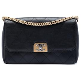 Borsa a tracolla Chanel Medium in pelle di vitello trapuntata nera con patta a linea dritta
