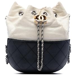 Borsa a secchiello Chanel Small Bicolor in pelle di vitello trapuntata nera