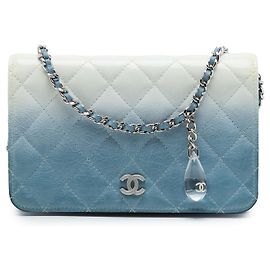 Borsa a tracolla crossbody portafoglio Chanel CC trapuntato blu ombre in vernice e pelle di vitello invecchiata con cristalli