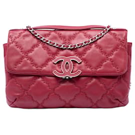Clutch Chanel Hamptons de piel de becerro acolchado rojo con doble costura y bandolera de cadena