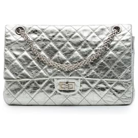 Borsa a tracolla Chanel Reissue 2.55 Double Flap 226 in pelle di vitello metallizzata trapuntata argento