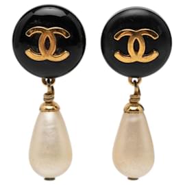 Orecchini pendenti Chanel CC placcati oro, perle finte e resina