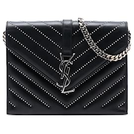 Bolso bandolera de solapa sobre con monograma y tachuelas en piel de becerro chevron negro Saint Laurent