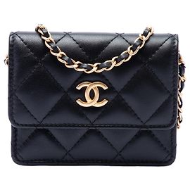 Portacarte Romance in agnello trapuntato nero Chanel con catena e tracolla